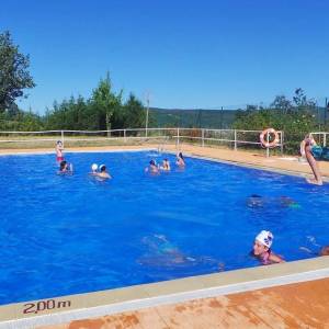 clases piscina y deportes en campamento