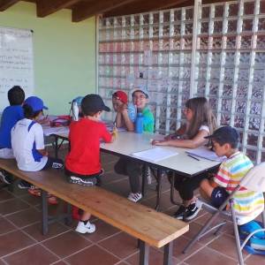 Dia de clases y juegos en campamento