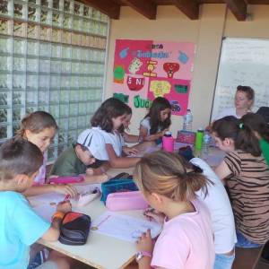 Dia de clases y juegos en campamento