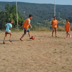 Dia de clases y juegos en campamento